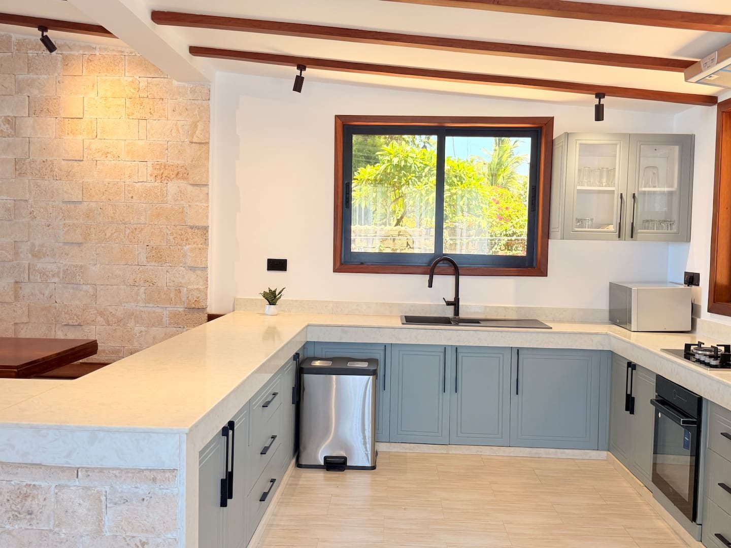 Nyali Beachfront Bungalow — photo 14