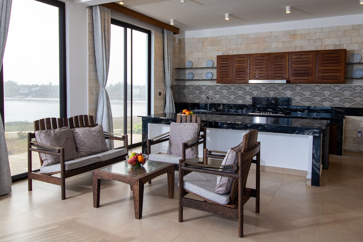 Blue Lagoon Beachfront Villas — photo 8