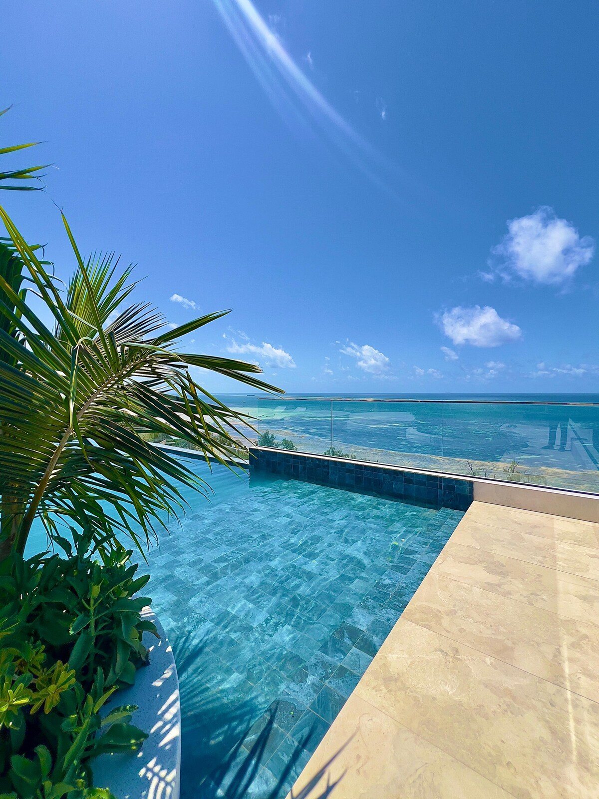 Oceanfront Infinity Pool Apartment — photo 38