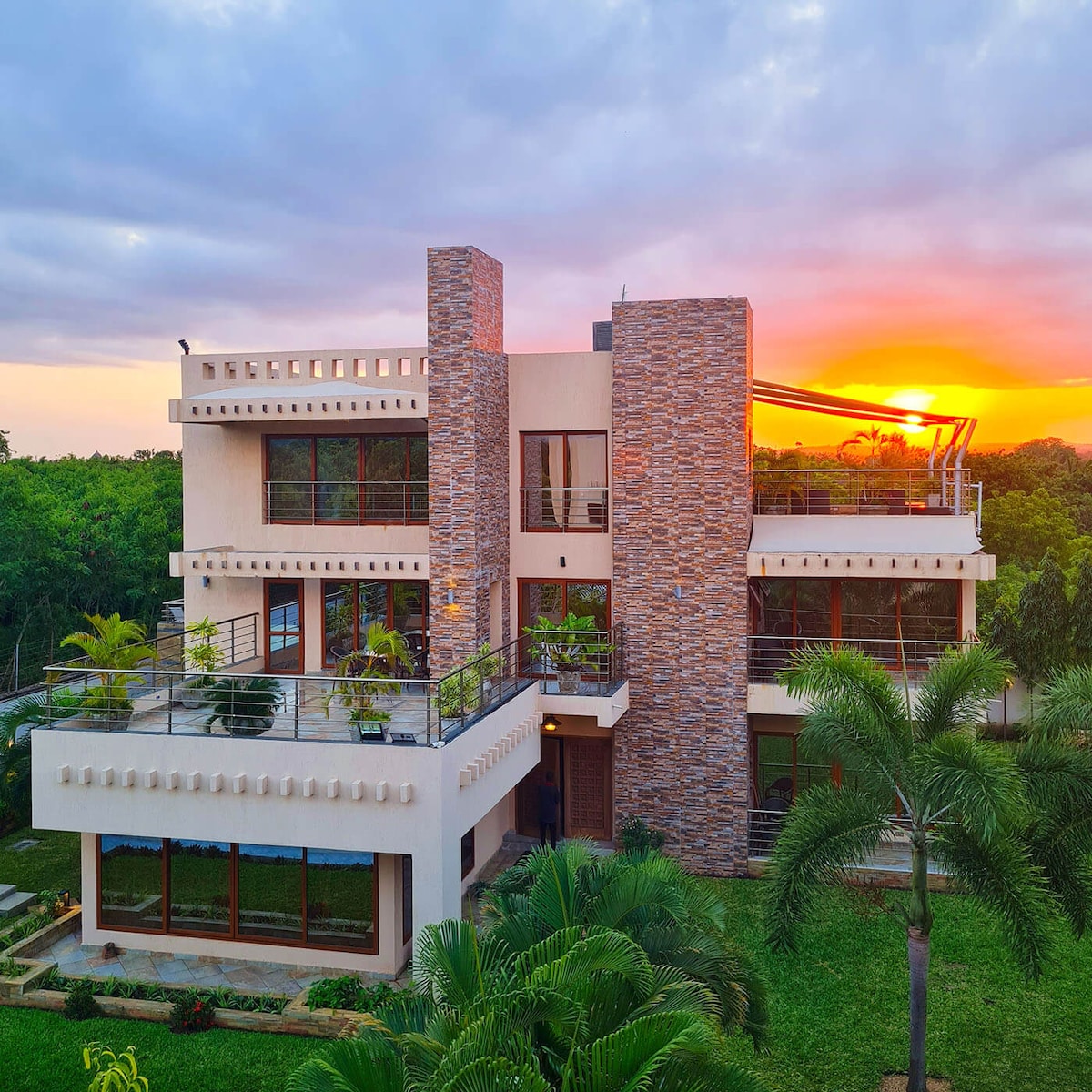 Palm Haven 1, 5BR — view 3