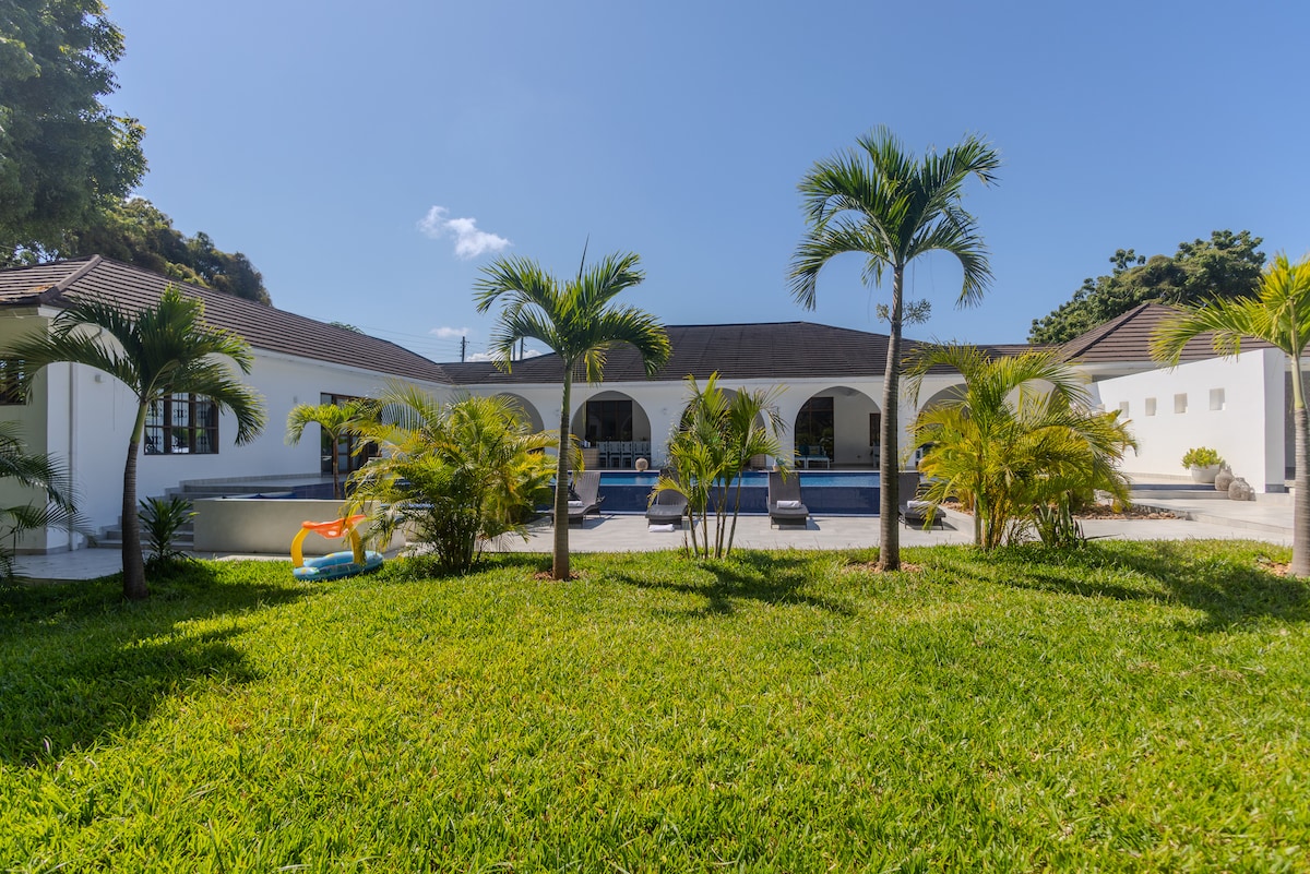 Sky Villa Luxury Pool Retreat, 8BR — photo 12