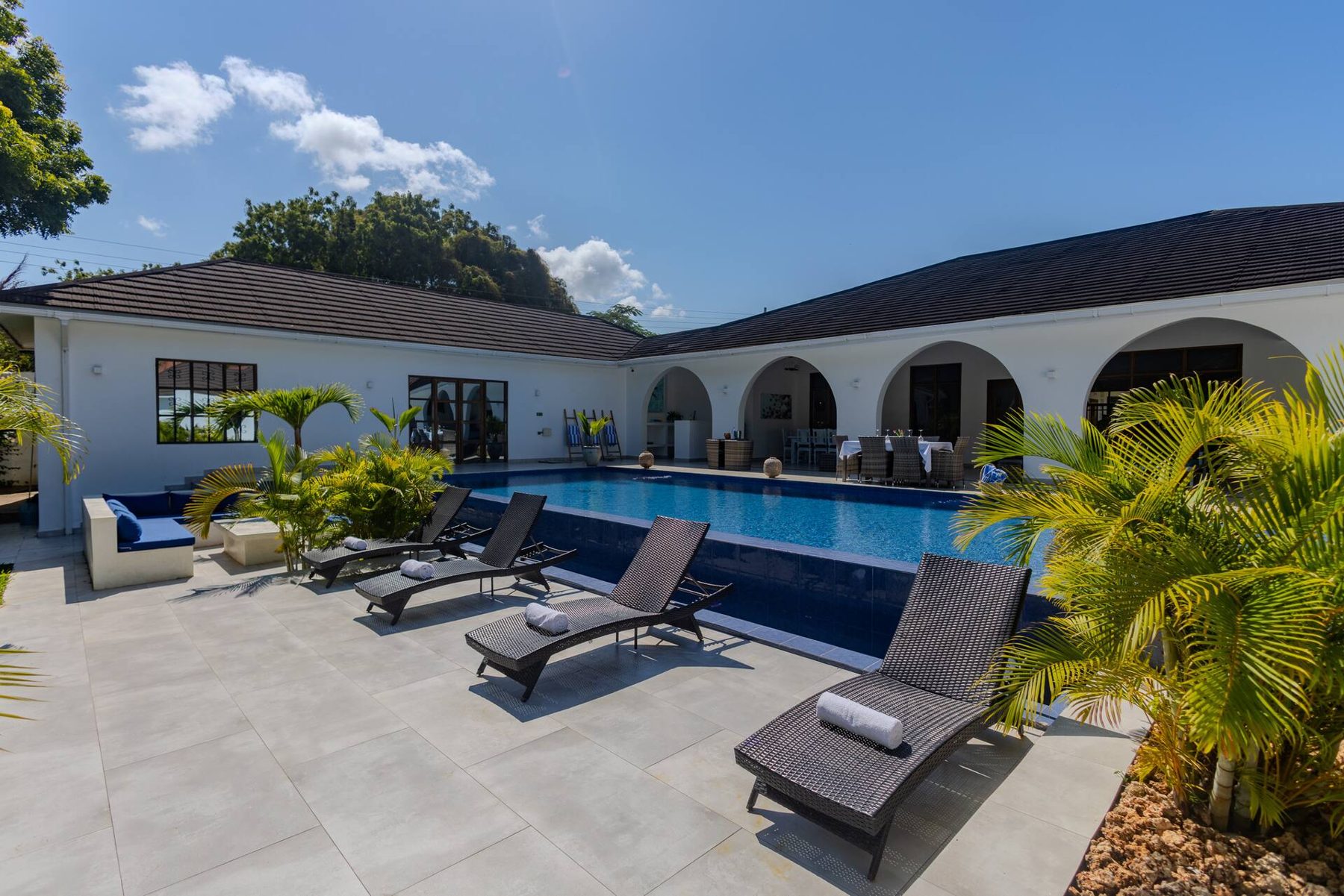 Sky Villa — Luxury Pool Retreat — photo 58