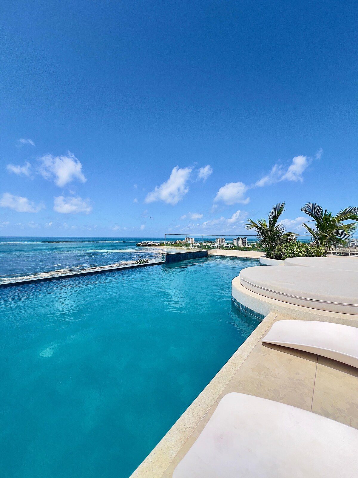 Oceanfront Infinity Pool Apartment — photo 10