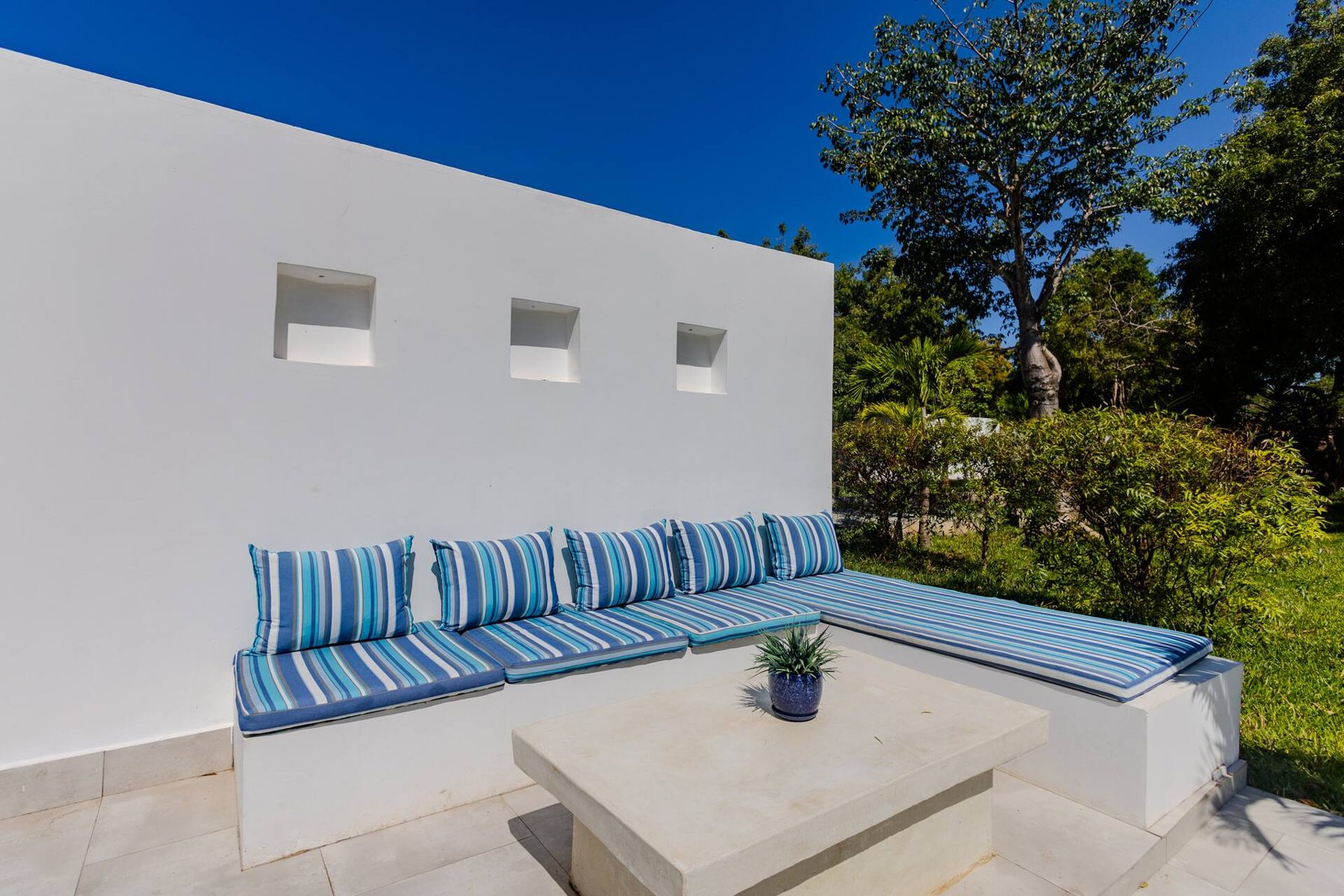 Sky Villa — Luxury Pool Retreat — photo 20