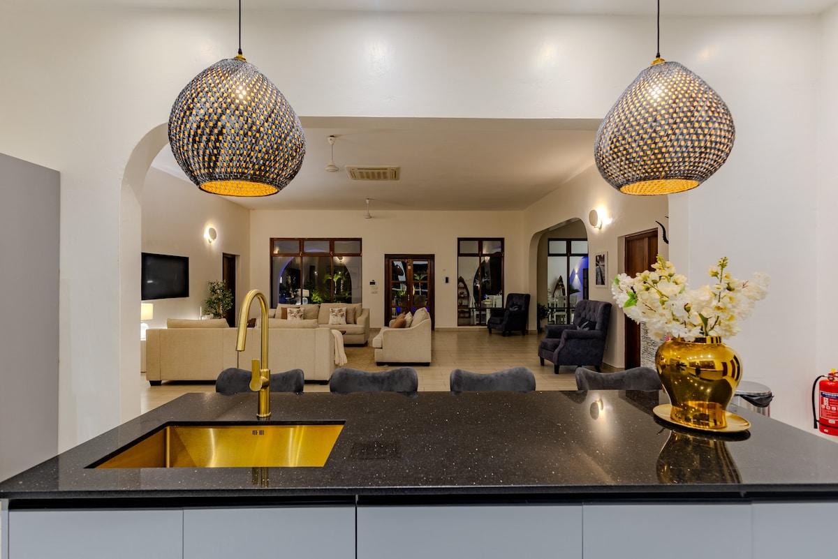 Sky Villa Luxury Pool Retreat, 8BR — photo 77