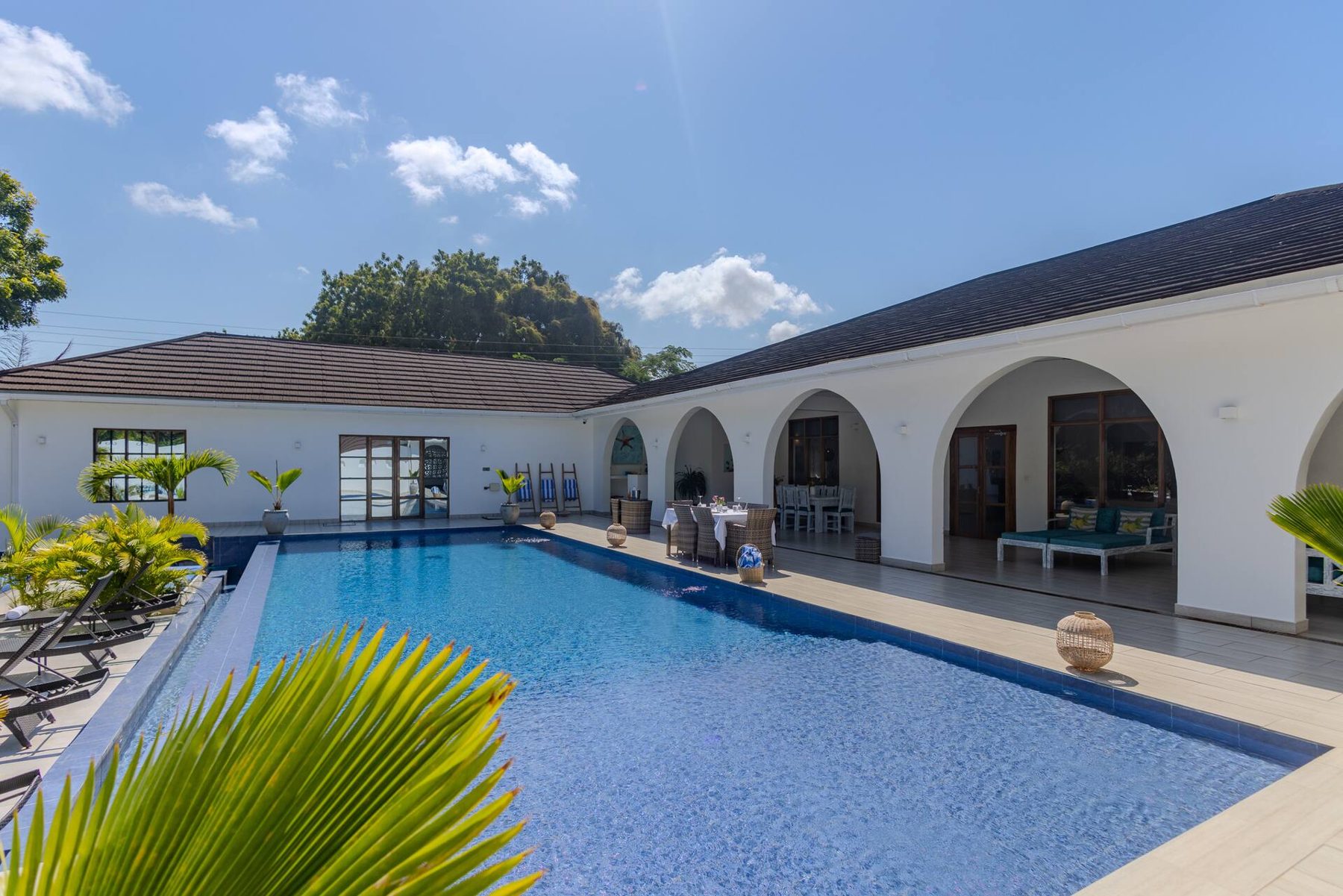 Sky Villa — Luxury Pool Retreat — photo 44