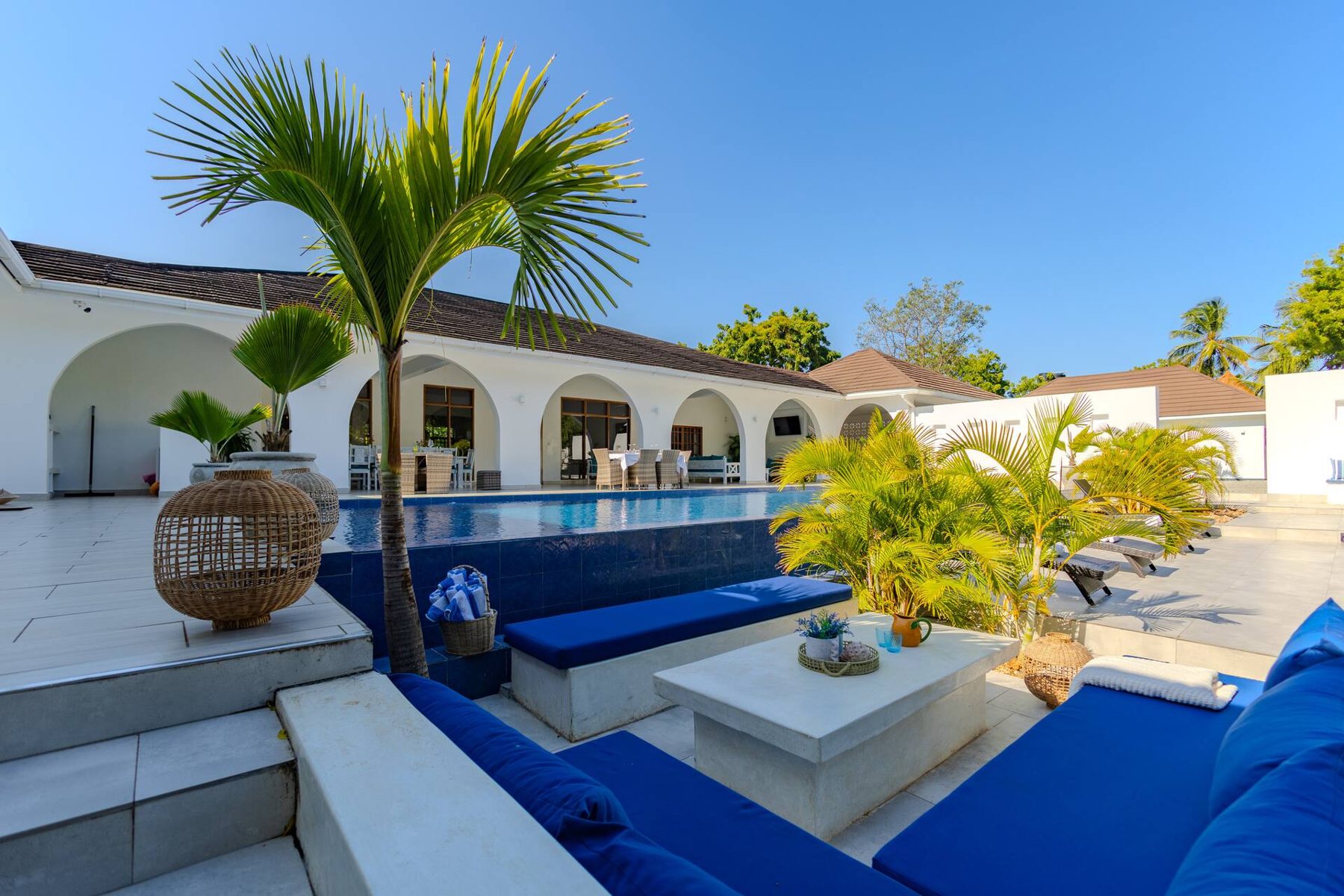Sky Villa — Luxury Pool Retreat — photo 79