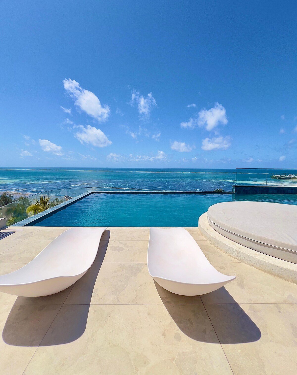 Oceanfront Infinity Pool Apartment — photo 11