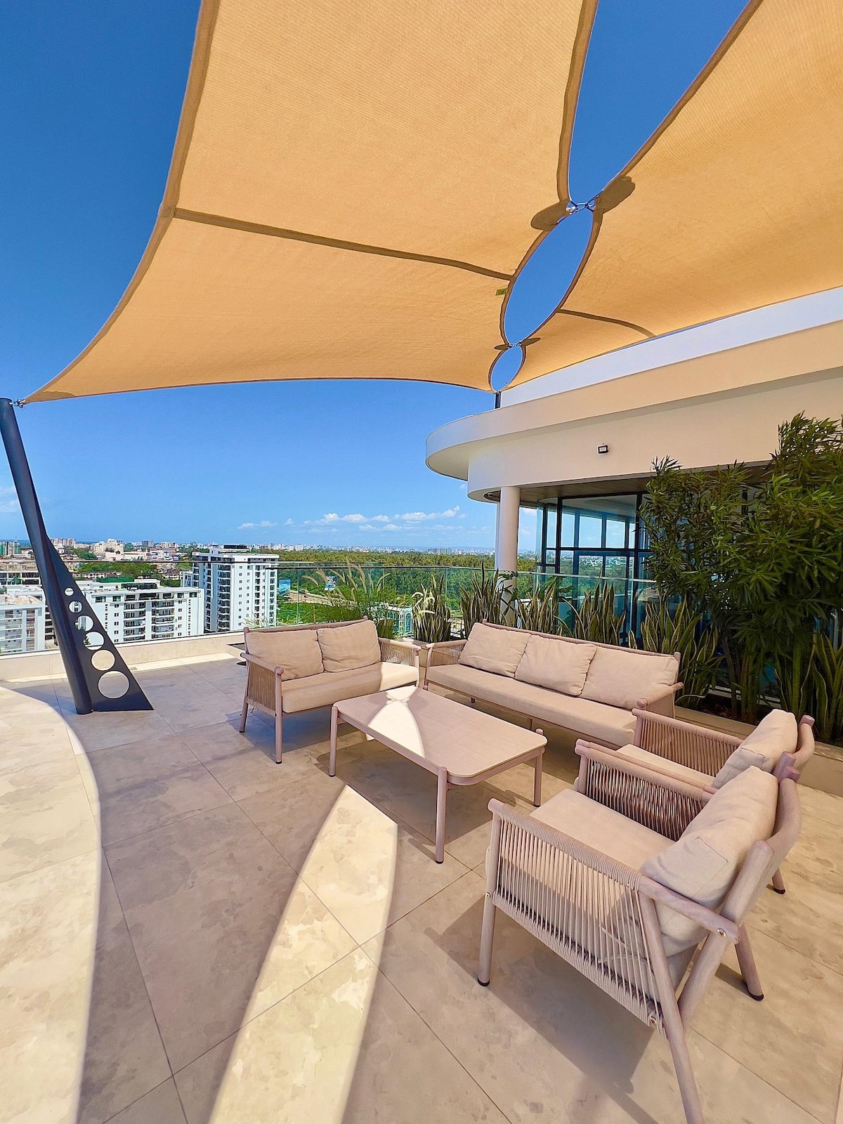 Oceanfront Infinity Pool Apartment — photo 28
