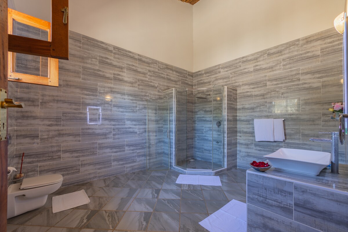 Diani Hilltop Villa, 5BR — photo 53