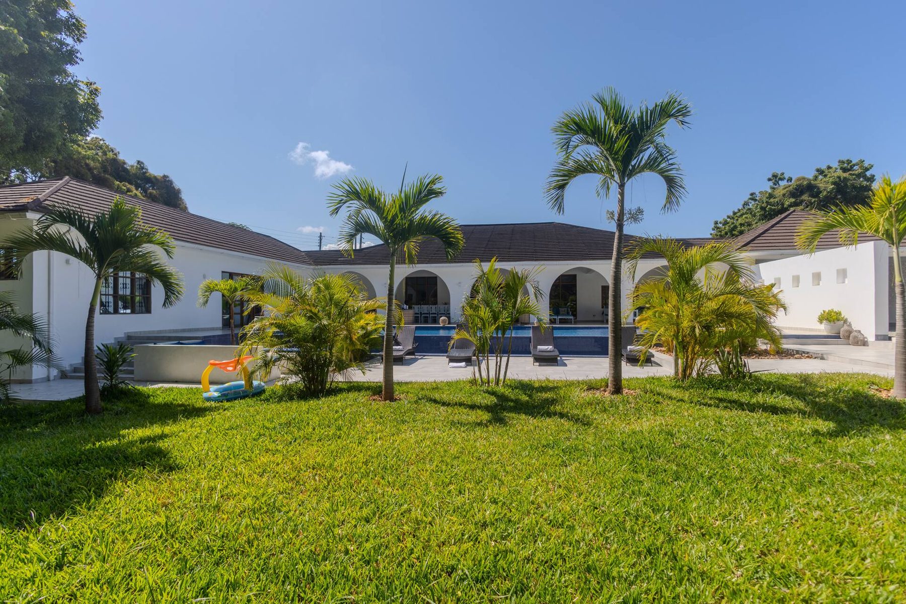Sky Villa — Luxury Pool Retreat — photo 52