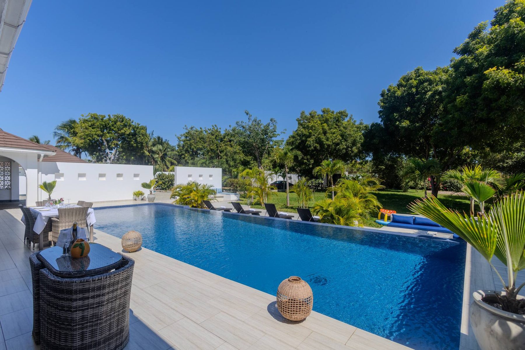 Sky Villa — Luxury Pool Retreat — photo 63