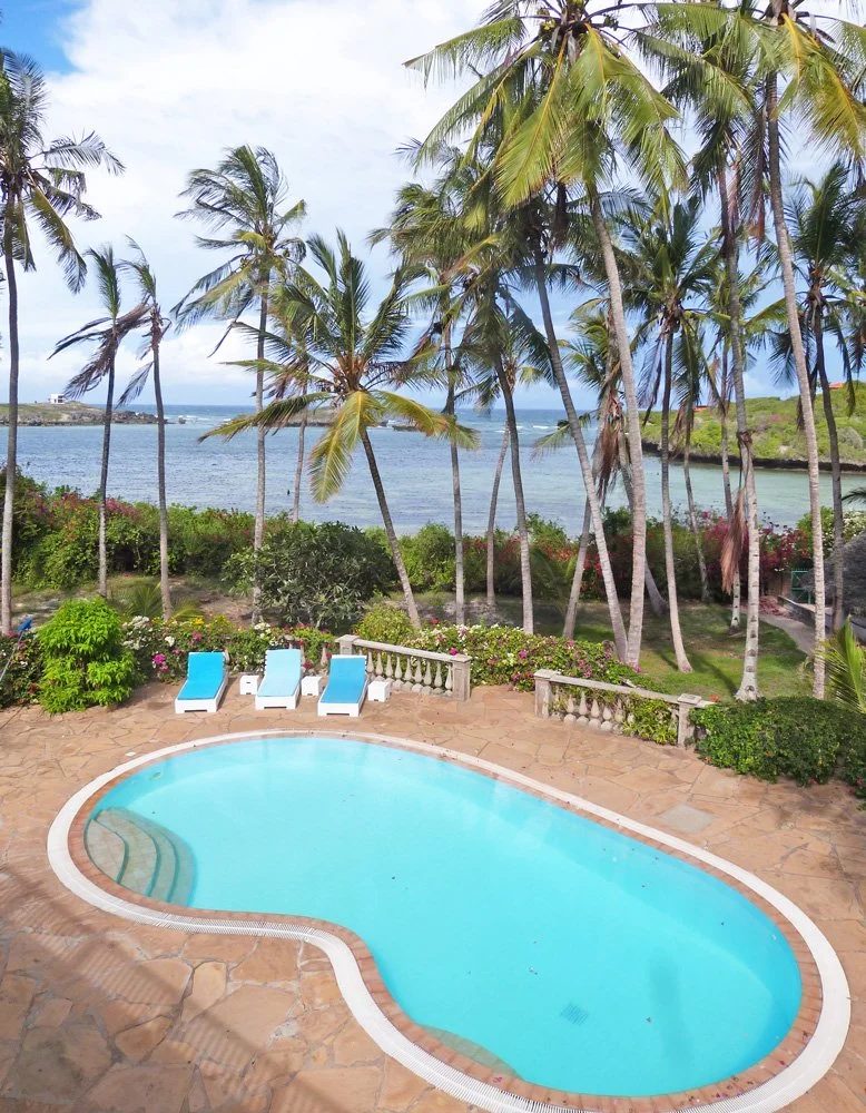 Blue Bay Beach House, 5BR Beachfront — view 2