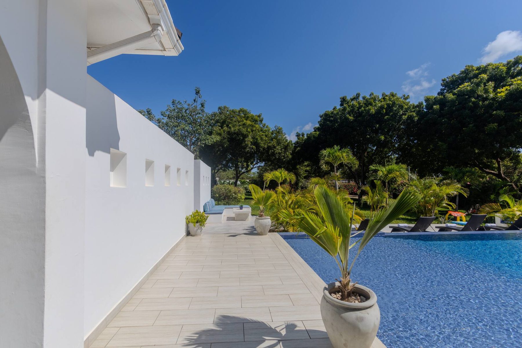 Sky Villa — Luxury Pool Retreat — photo 62