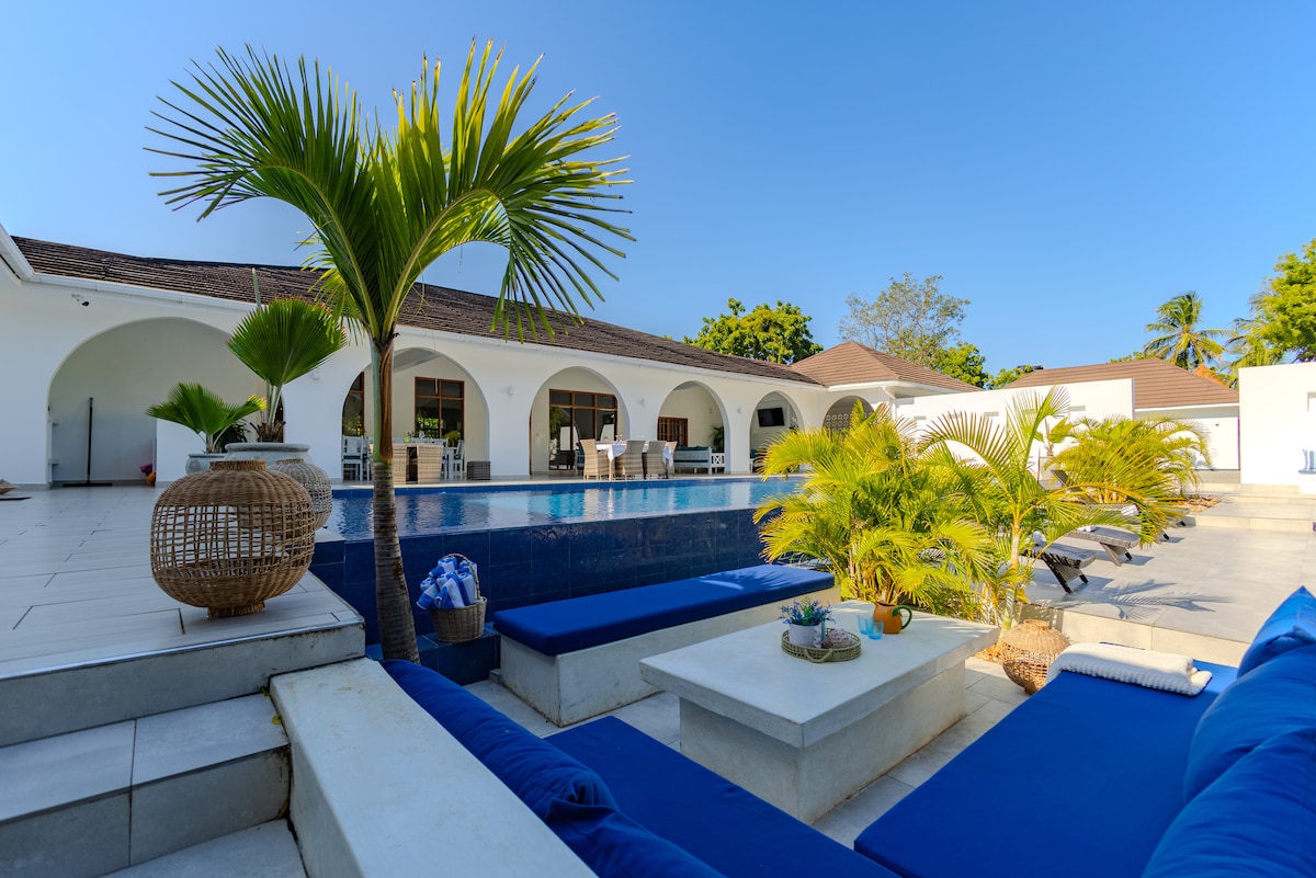 Sky Villa Luxury Pool Retreat, 8BR — photo 5
