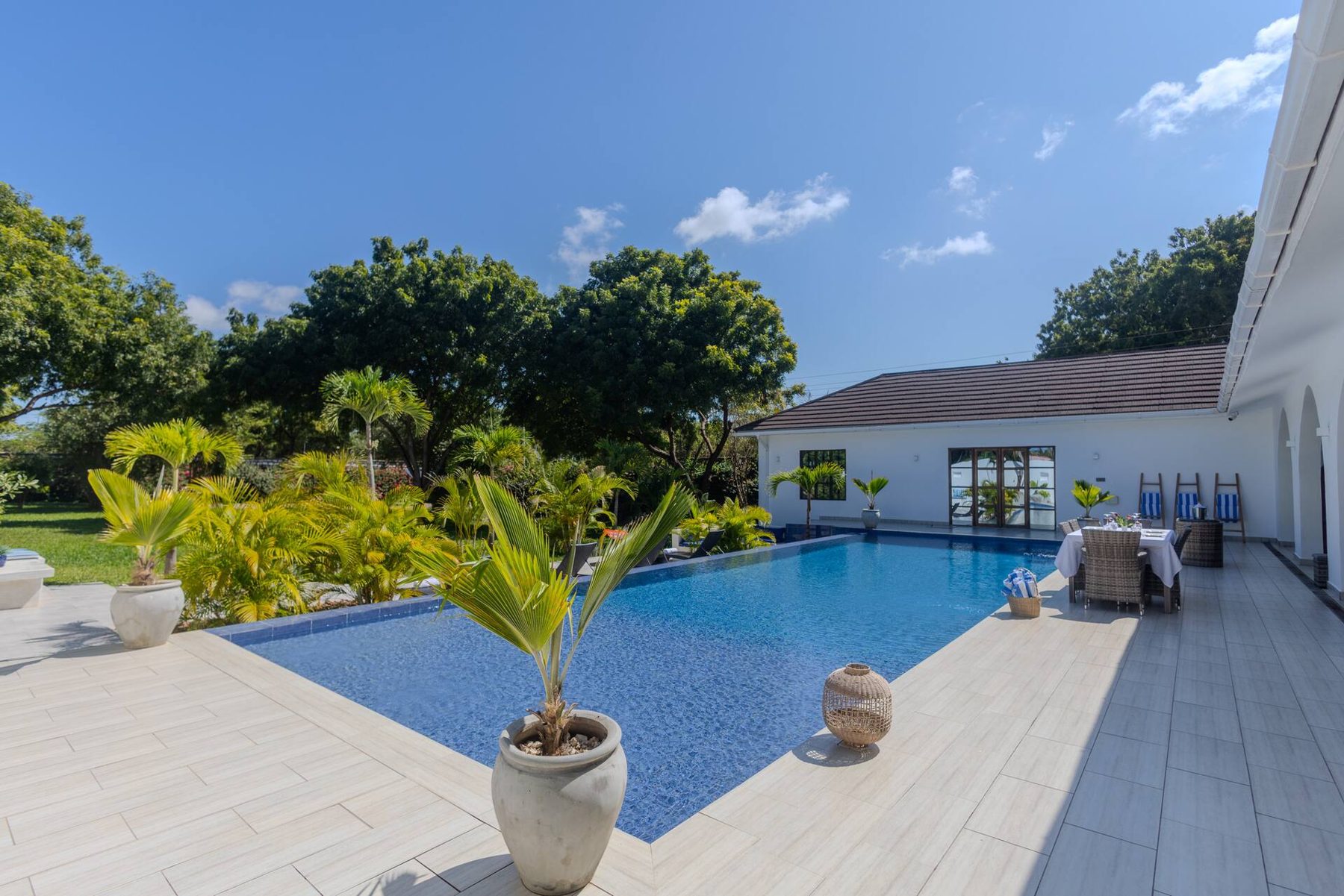 Sky Villa — Luxury Pool Retreat — photo 72