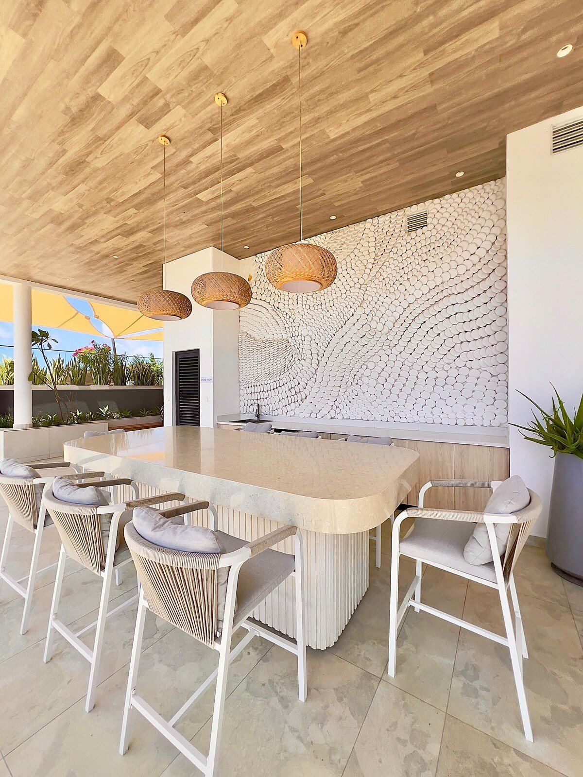 Oceanfront Infinity Pool Apartment — photo 25