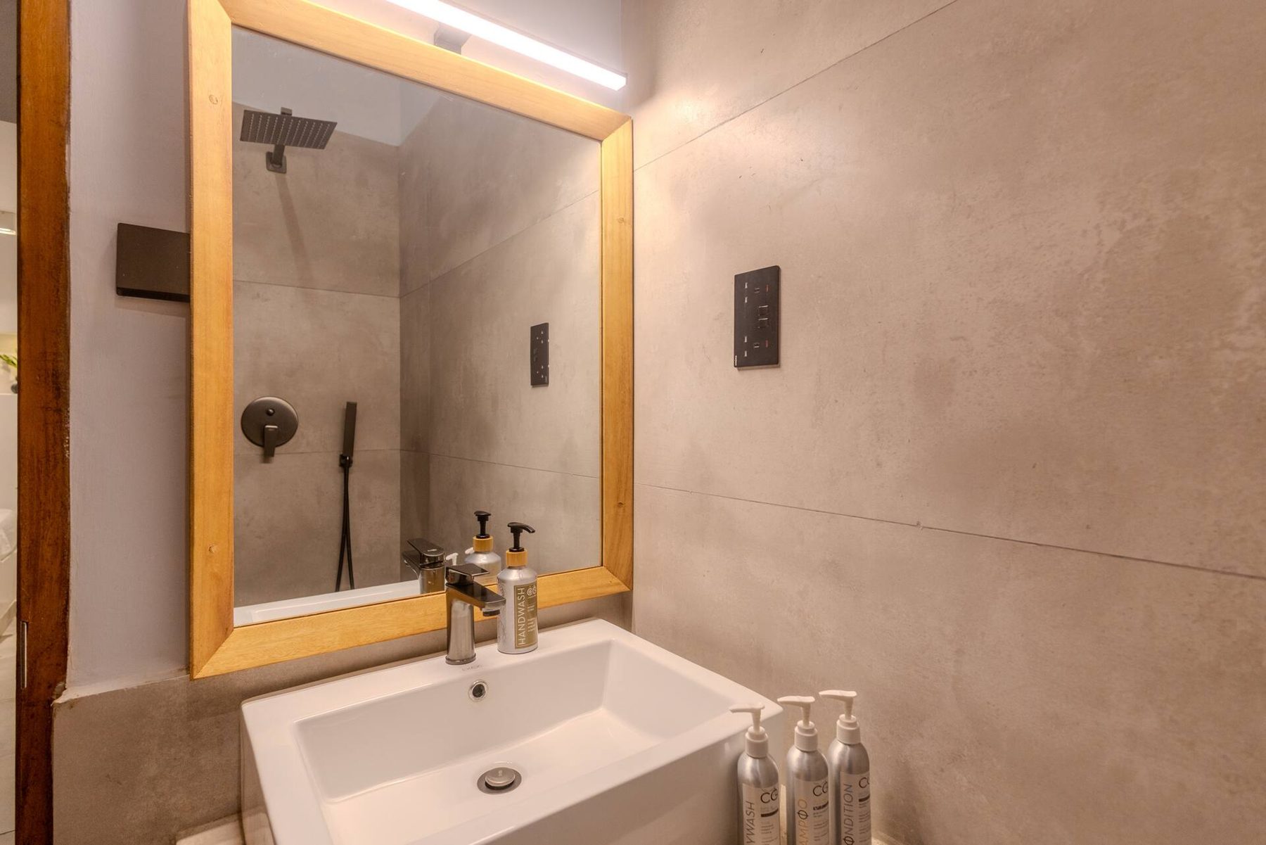 Sky Villa — Luxury Pool Retreat — photo 18