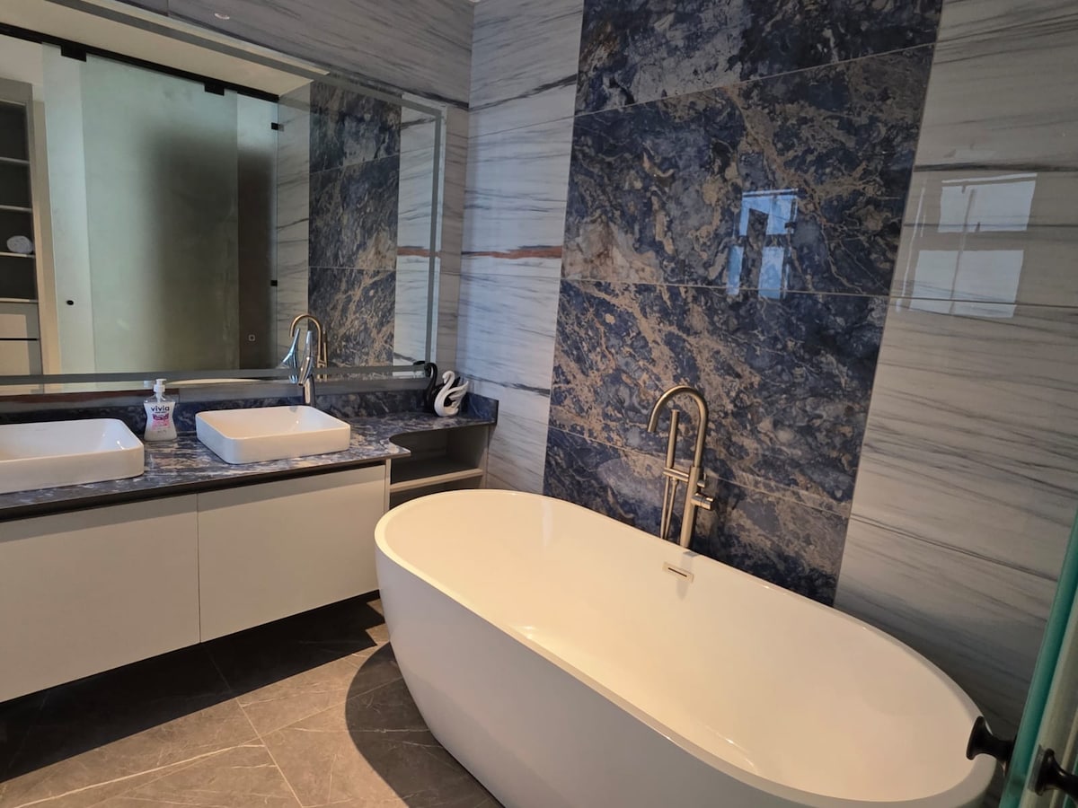 Nauras Exclusive Beachfront, 4BR + DSQ — photo 19
