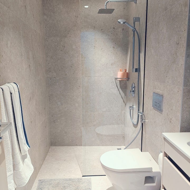 Swahili 1BR with Rooftop Pool — photo 24