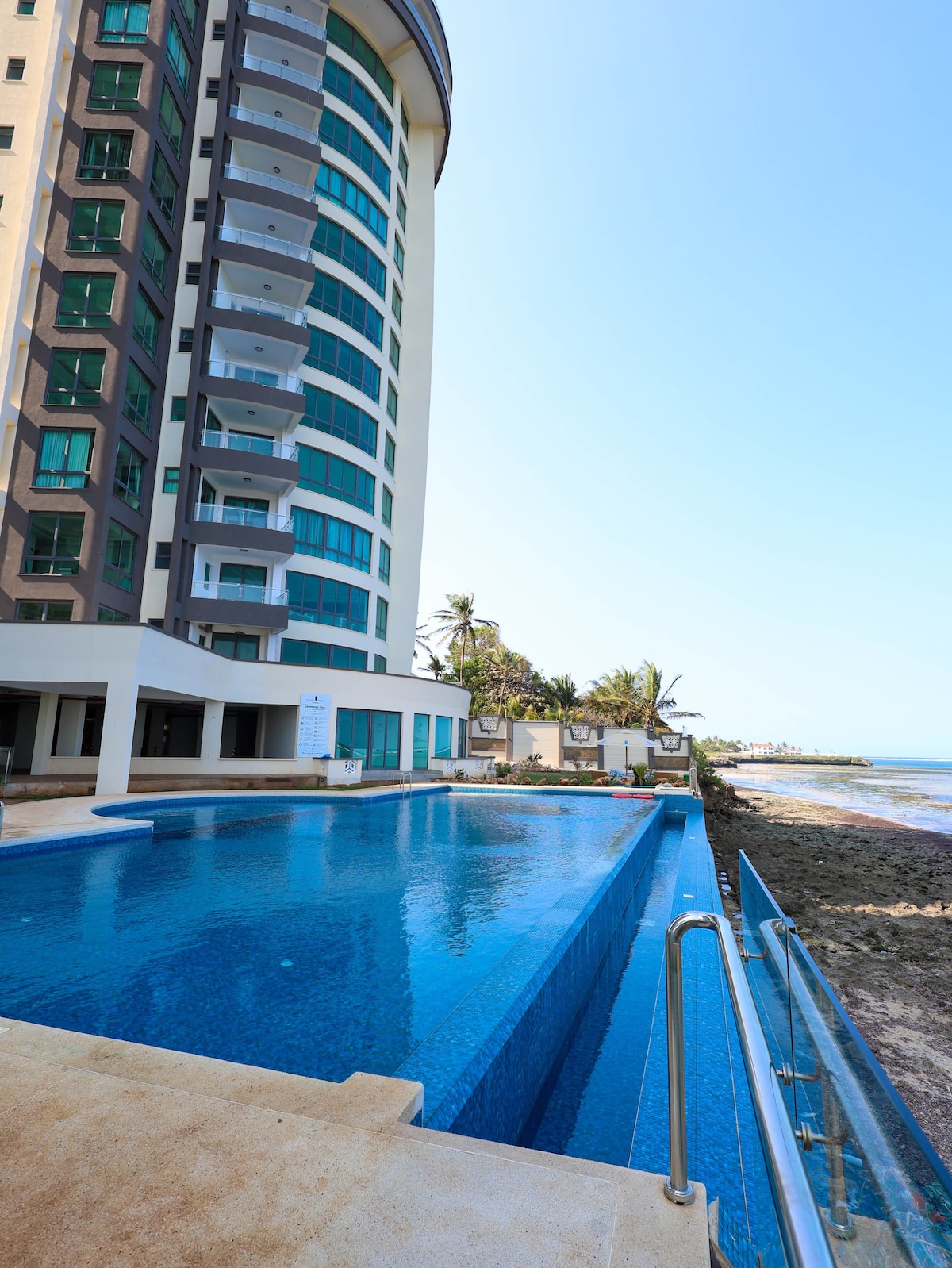 Nauras Exclusive Beachfront, 4BR + DSQ — photo 27
