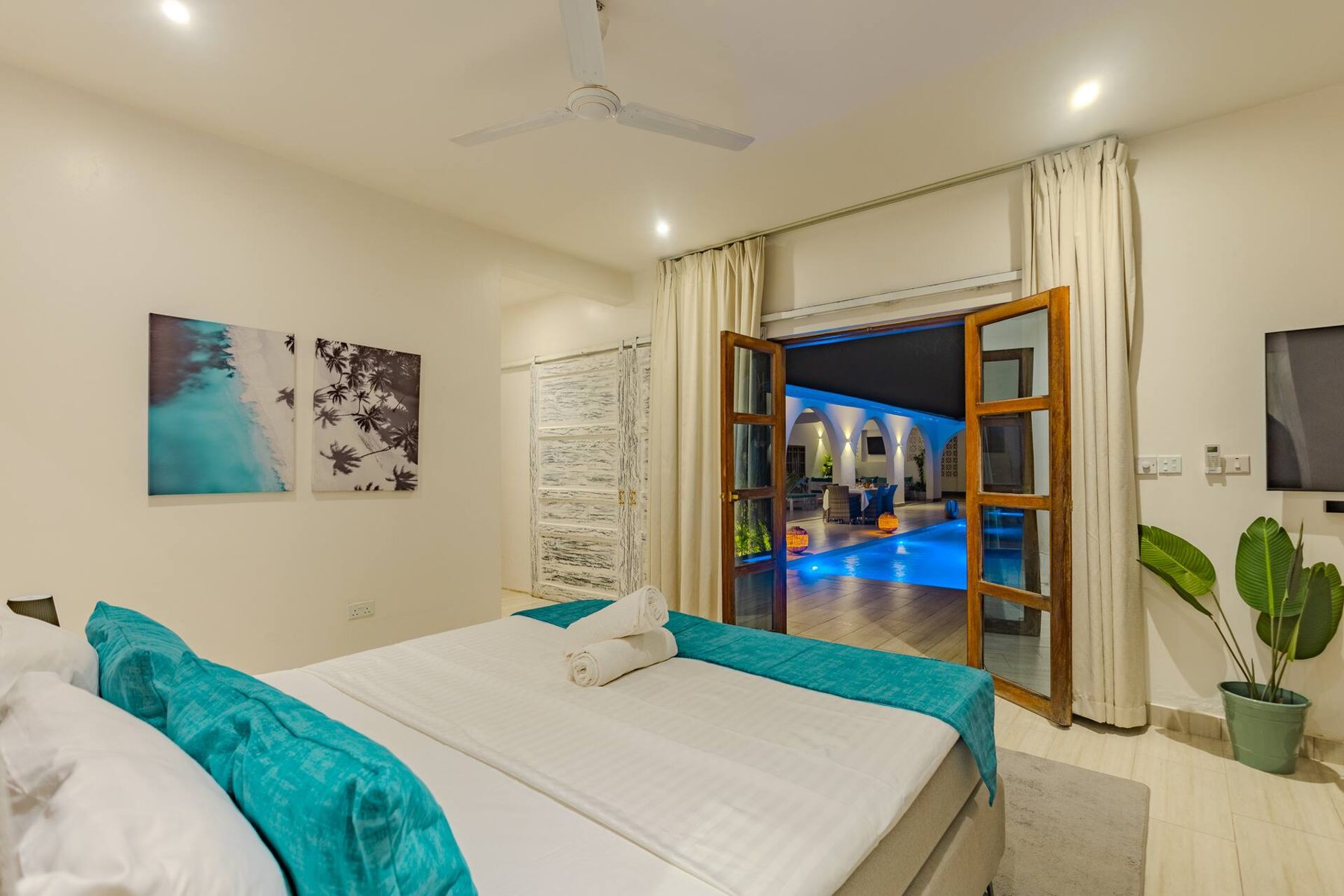 Sky Villa — Luxury Pool Retreat — photo 35