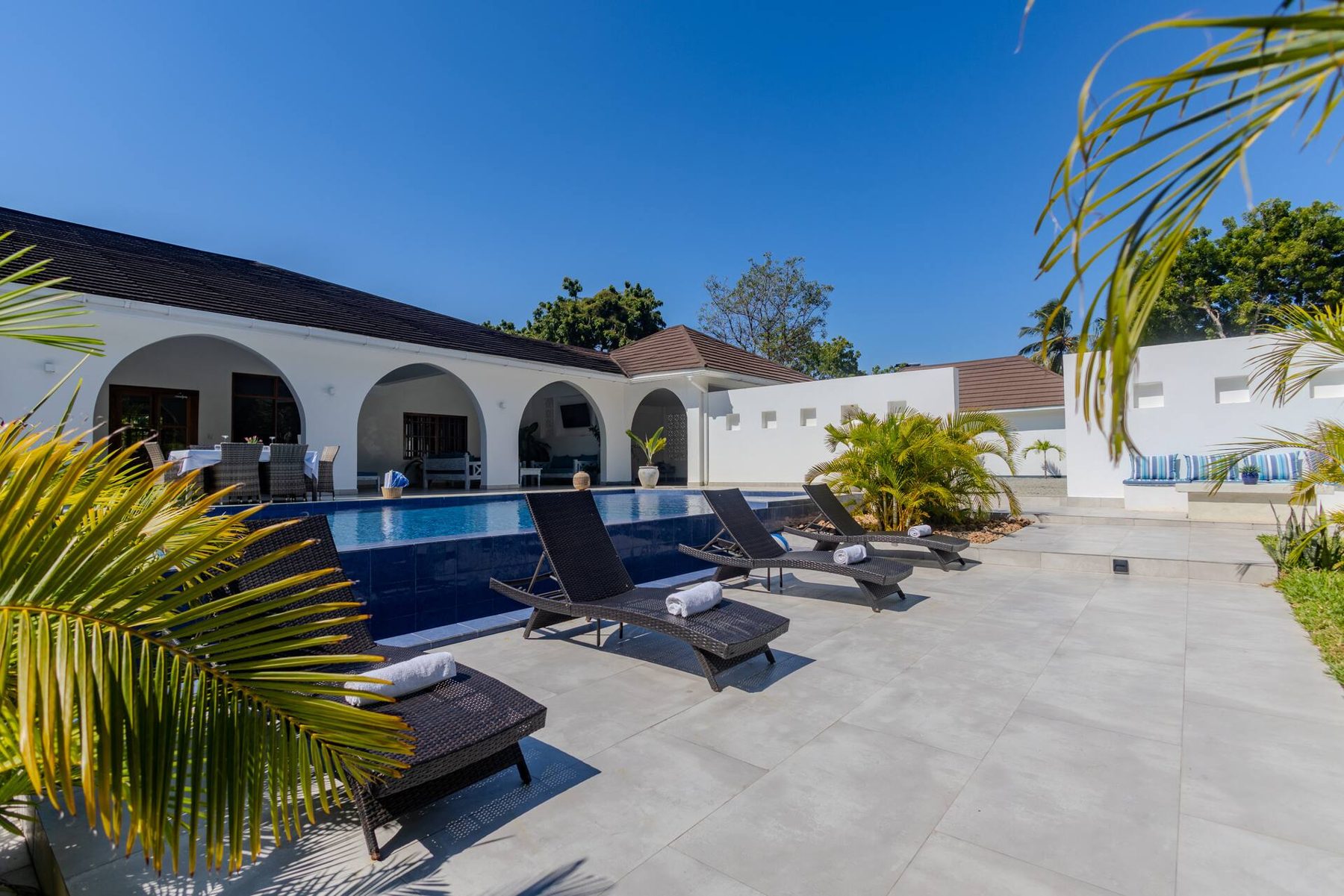 Sky Villa — Luxury Pool Retreat — photo 5